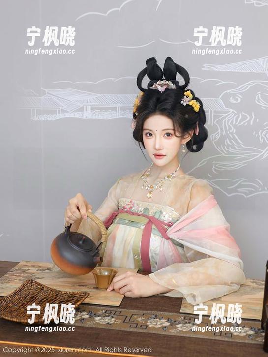 秀人网 - 不一样的学妹，龙泽美曦的套图里藏着无数小心思，眼神犀利得让人心慌。