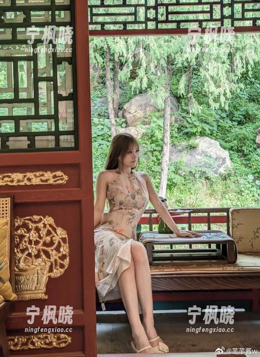 原图中的芊芊酱w，她的豹纹唤醒了什么呢