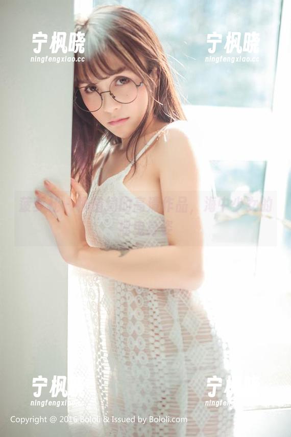菠萝社 - 柳侑绮的高清作品，海中少女的摇曳身姿
