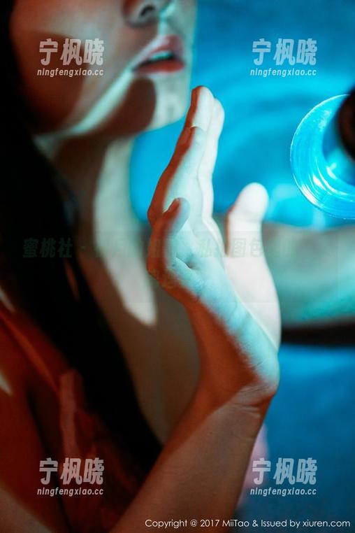 蜜桃社 - 初月的姐姐，私拍图包里的‘灵魂逸事’