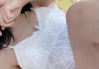 迷之呆梨教你在线欣赏丝袜：图片里的那些质感，让人怦然心动！