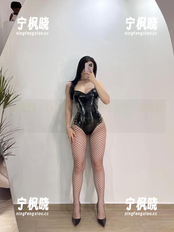 微密圈 - 铁锤姐姐毛衣里的福利，图集让你目不转睛！