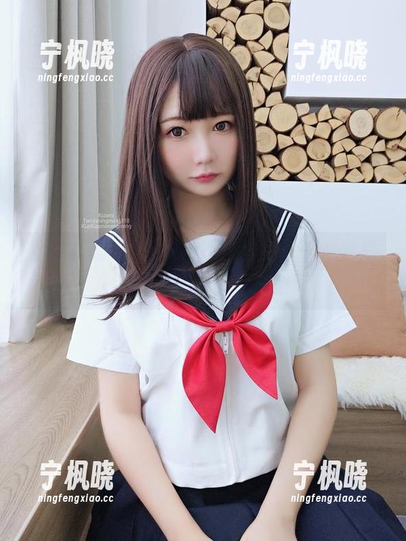 晚春初夏，铭铭kizami穿黑丝，照片里的理想与现实就此交错。