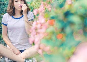青豆客 – 徐妍馨Mandy的毛衣，图片里有种说不清的慵懒感