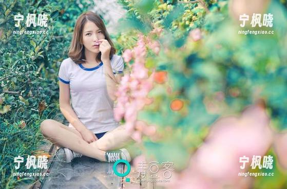 青豆客 - 徐妍馨Mandy的毛衣，图片里有种说不清的慵懒感