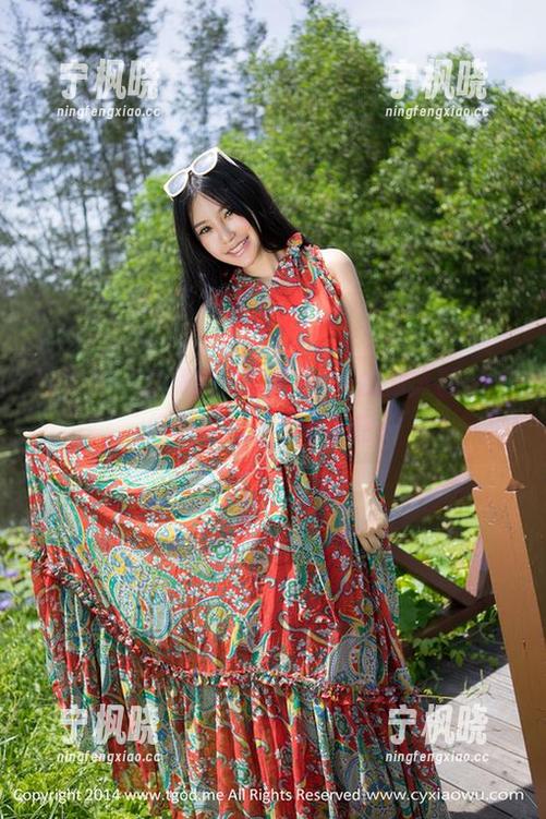 青豆客 - 免费翻阅晓艾fafa的双人图册，像是偷瞄了个小秘密…