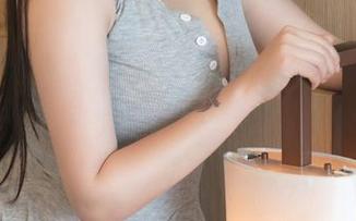 青豆客 – 纯小希的裤里丝写真，让你怀疑人生的各种可能性！