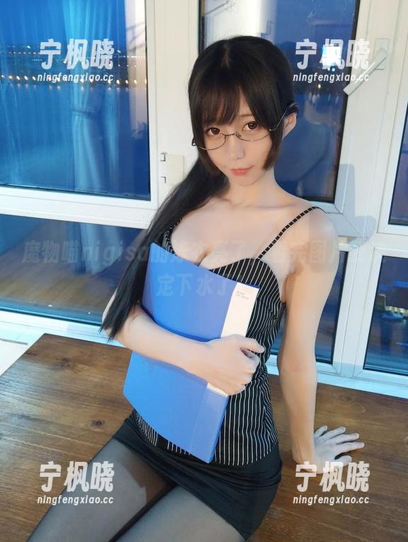 魔物喵nigisa的泳衣亮了，看完图片我决定下水了！