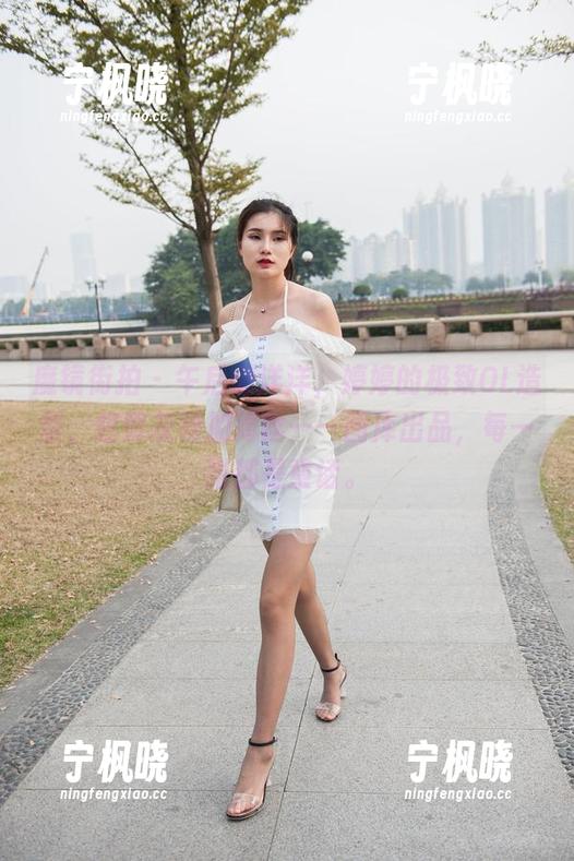 魔镜街拍 - 午后懒洋洋，婷婷的极致OL造型，包臀灰裙加薄丝——图库出品，每一张都是童话。