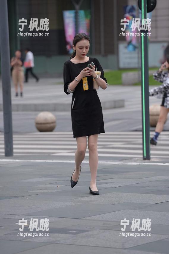 魔镜街拍-艾小青 魔镜街拍 - 私房夏日图集,艾小青又在打卡旅游吗?